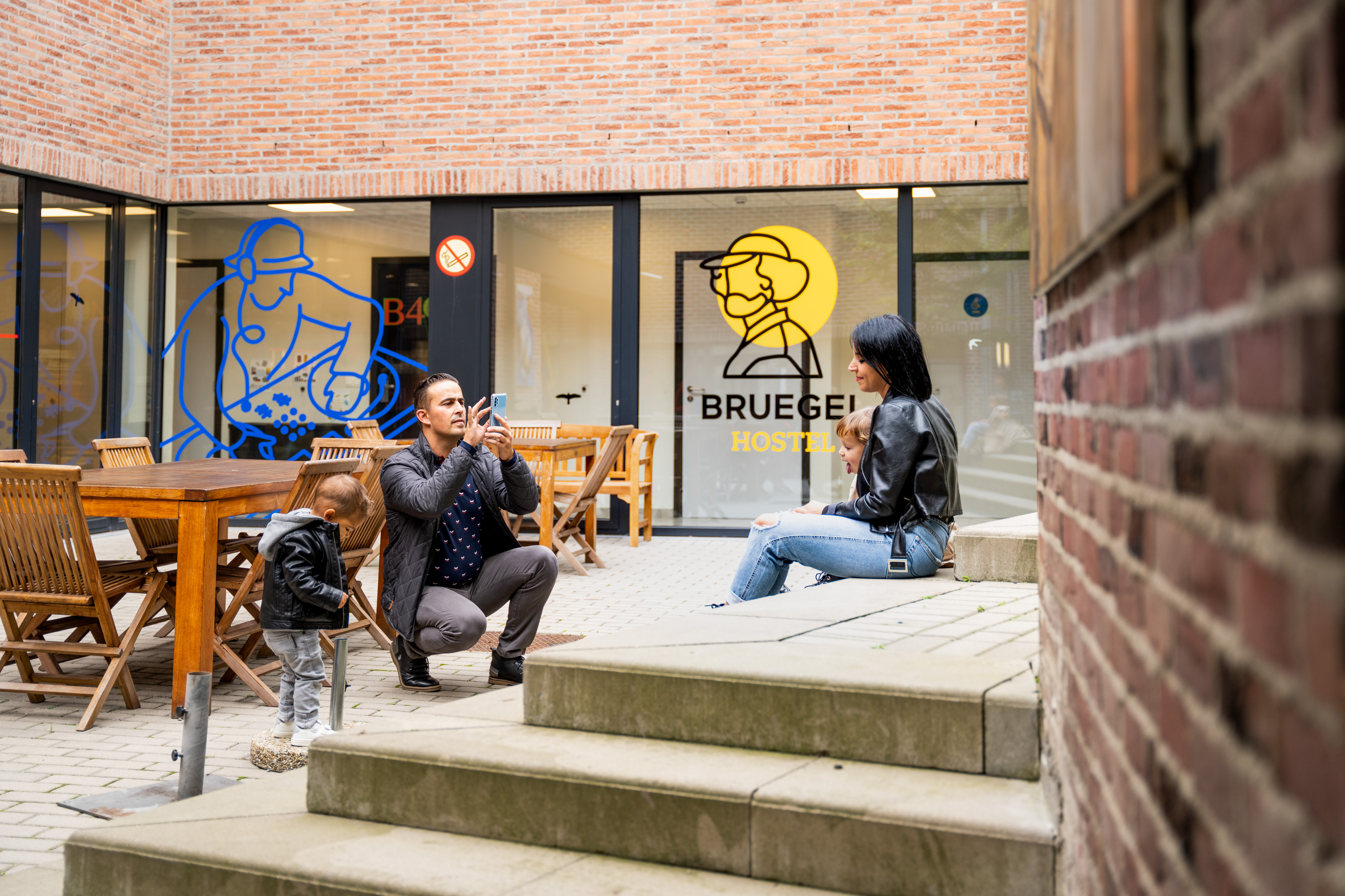 Gasten op het terras van de hostel