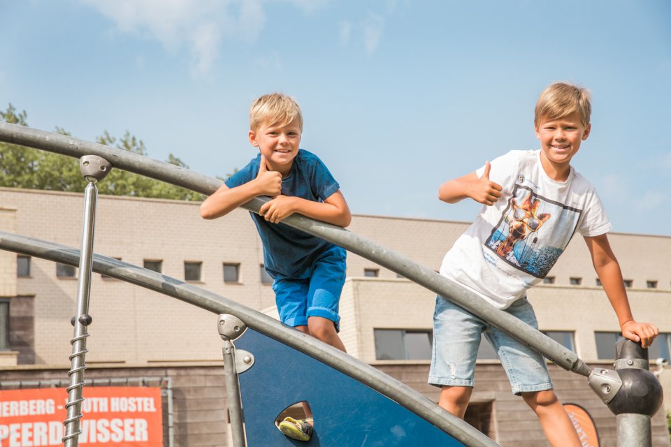 Twee jongens in de speeltuin