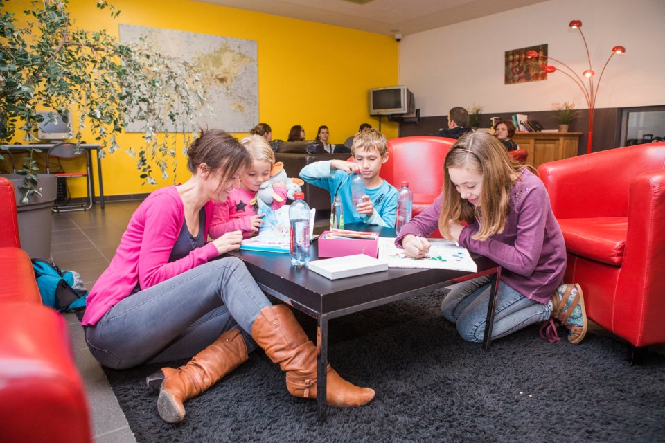 Familie en studentengroep zit samen in de lounge