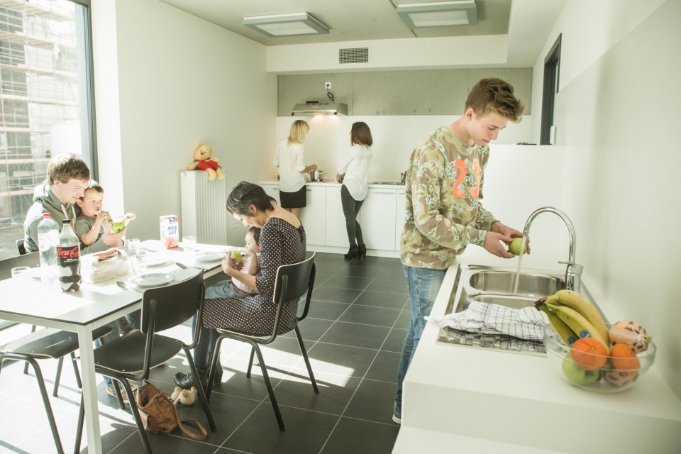 Hôtes dans la cuisine commune