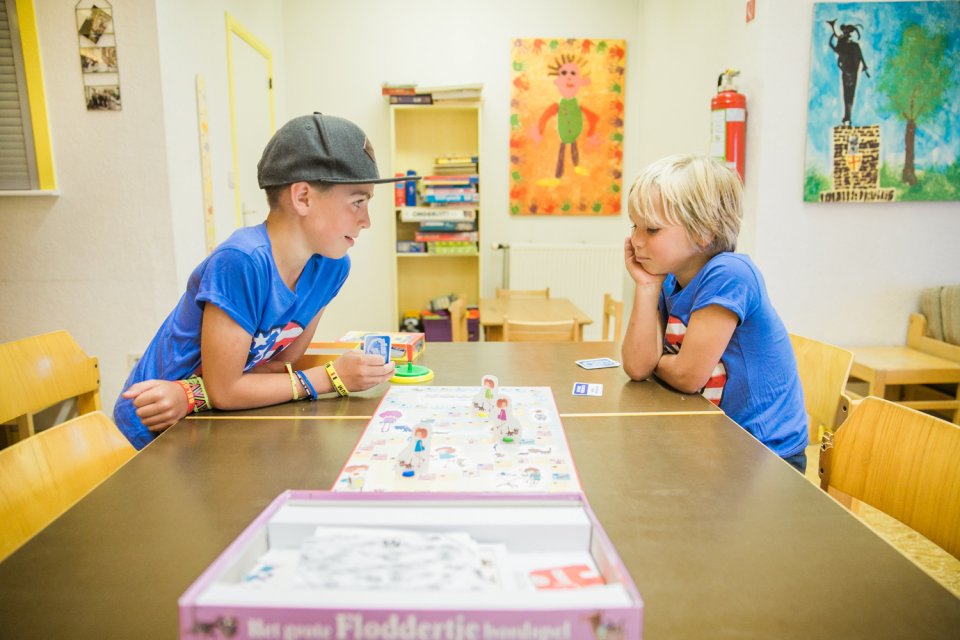 Gemeenschappelijke zithoek Twee kinderen spelen een spel in de gemeenschappelijke zithoek