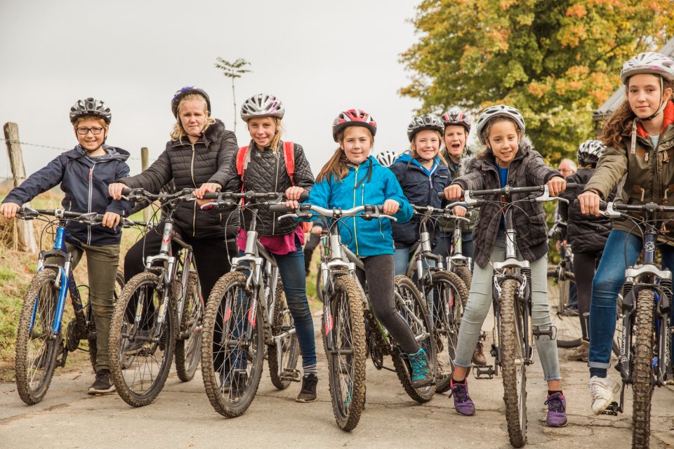 Groep kinderen op de mountainbike