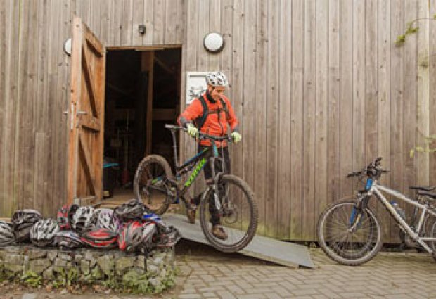 Arrangementen en promoties: We bieden verschillende arrangementen en promoties aan in onze hostels Zoek en boek jouw favoriete uitstap en ontdek Vlaanderen nog voordeliger. De arrangementen zijn meestal inclusief overnachtingen, maaltijden, activiteiten én extra kortingen.