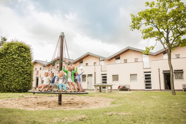 Kinderen hebben plezier in de speeltuin voor de kamers