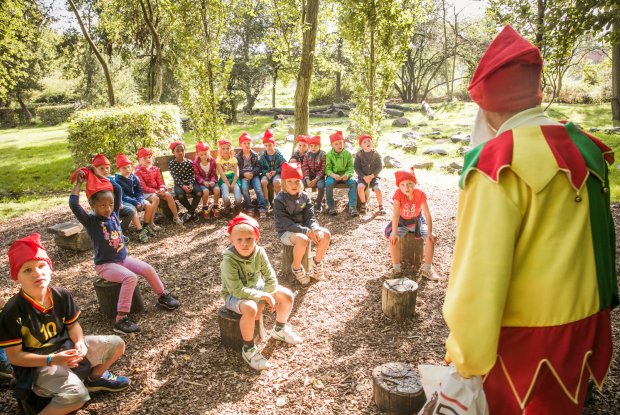 Sprookjesvertellingen in het bos aan de jeugdherberg