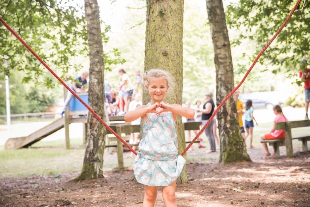 Kinderen spelen in de speeltuin van de jeugdherberg