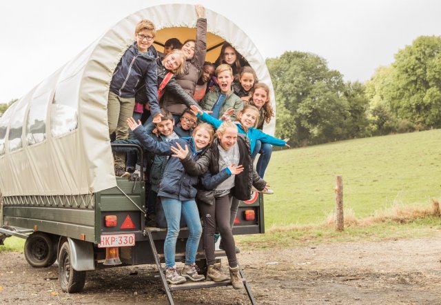 Kinderen hebben plezier op schoolreis